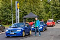 Lidl-Parkplatz in Valbert - Auf dem Gelände war regen Treiben. Ständig kamen neue Oldtimer hinzu, andere fuhren. • © ummeteck.de - Christian Schön